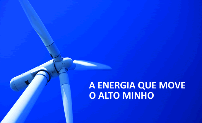 Imagem das pás de um aerogerador com um fundo azul e a inscrição "A energia que move o Alto Minho"